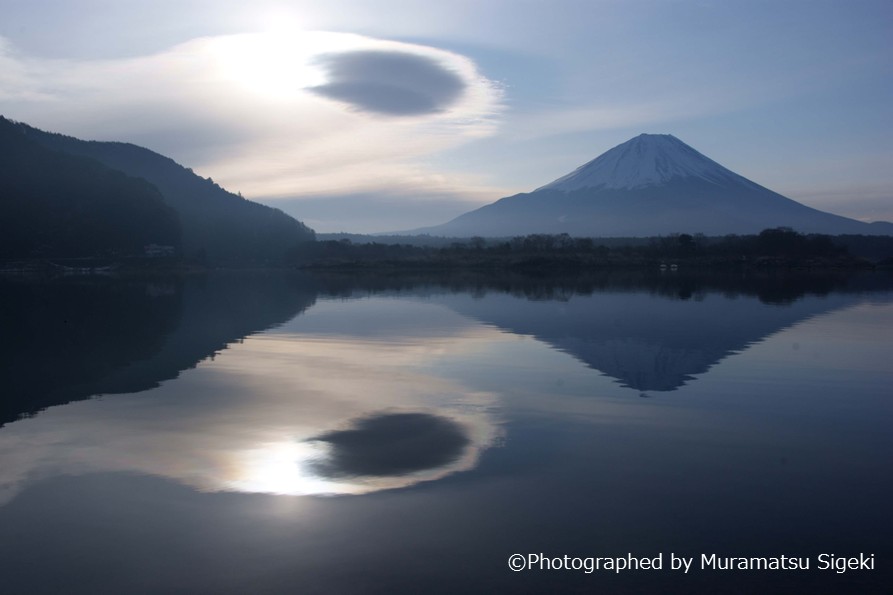 精進湖に映る雲と富士山